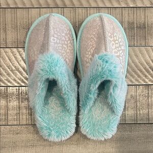 Wonder Nation Kids Slippers in Light Blue and Gray